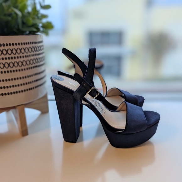 Nine West Velvet Platforms - Picture 4 of 5